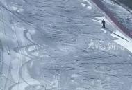 5歲小女孩雪道上失控無法減速 教練飛速將孩子救下
