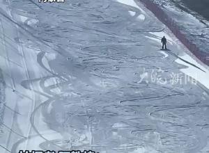 5岁小女孩雪道上失控无法减速 教练飞速将孩子救下