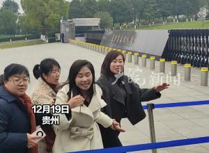 余华英拐卖儿童案重审二审开庭 杨妞花和姐姐进入法庭前鞠躬致谢 寻亲家长们高喊加油