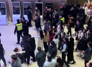 歌手伍佰自导自演摇滚歌剧，观众高喊退票：误以为是个人演唱会