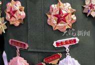 衛國戍邊十六載 兒子帶著滿身勛章退伍返鄉 父親眼里滿是自豪