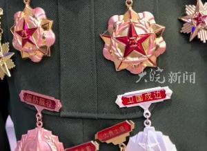 卫国戍边十六载 儿子带着满身勋章退伍返乡 父亲眼里满是自豪