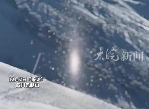 四川巴朗山气温零下现神秘光体，金光闪闪悬浮半空，像电影里通往异世界的“时空之门”！
