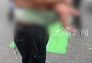 寒冬街頭男子抱著全身赤裸嬰兒 于都縣婦聯回應：系父子關系 “孩子爸爸想讓他抗寒，增強體質”