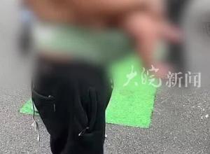 寒冬街头男子抱着全身赤裸婴儿 于都县妇联回应：系父子关系 “孩子爸爸想让他抗寒，增强体质”