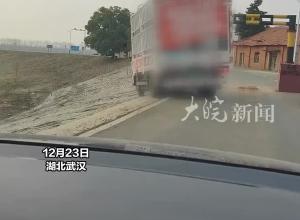 货车途经堤坝路段遇到限宽门，一番酝酿后上演“极限操作”，提醒：行车不规范 亲人两行泪
