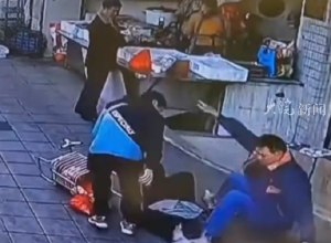 老人买菜回家突感不适 摔倒瞬间 
路过小伙和米店老板飞奔救人 
老板反应迅速用脚垫着老人头 
“老板是位退伍军人他说这是件小事” 