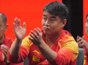国乒开门红 粉丝观众席拉横幅 
高喊“王皓教练 生日快乐” 
王楚钦两局下班给王指导送祝福 
带领国乒男队取得更好成绩