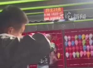 兵哥哥休假陪女友逛夜市 挑战打气球游戏 60发子弹全中 路人都来围观鼓掌