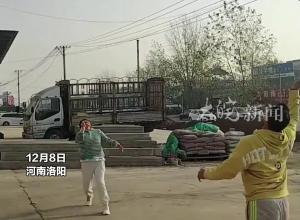 男子偶遇街边两人 同时对打6个羽毛球：打一个不掉都很厉害了 他俩打6个！