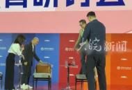 李寧蔡崇信站椅子上與姚明合影，姚明捂臉憋笑