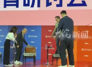 李宁蔡崇信站椅子上与姚明合影，姚明捂脸憋笑