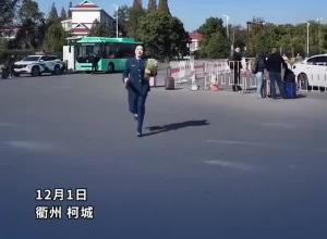 丈夫结束12年军旅生涯 退伍5年妻子特意穿上军装 带着孩子 手捧鲜花到机场迎接