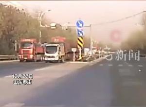 运猪车遭大货车撞击侧翻，猪群瞬间解放 在马路上“撒欢”，目击者：司机人没事