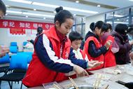 合肥市庐阳区杏林街道丽都社区：冬至温情暖社区 志愿包饺送上门  