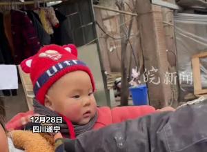 男子外出打工回家过年，给一家老小都买了新衣服，唯独没给自己买，妻子：我们不是很富裕 但是很幸福