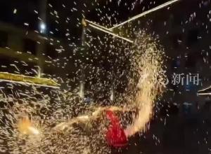 九节鞭与打铁花结合 碰撞出炫丽“花火”