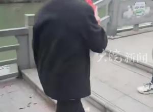 老人在河边“放生”大米？当事人：米坏了，想拿去喂鱼