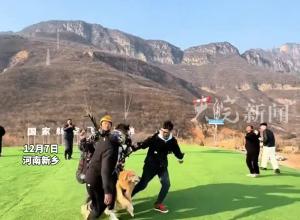 主人坐大金毛玩滑翔伞 “想体验哈利波特骑着扫帚飞”