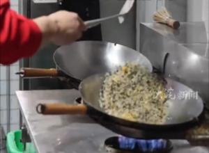 义乌餐饮店老板“懒”出新高度 
 自制炒饭机 解放双手 
开挂了!炒多少份饭都不累
