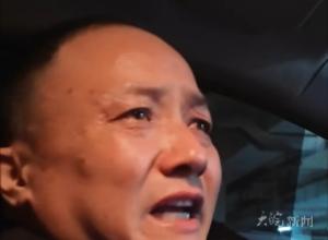 妻子去世他把婚戒融在一起 
戴了20年独自带大一双儿女
“真的好想看看她 好想在她面前哭一场” 