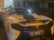 一敞篷跑車沖進沿街房屋 廣東佛山當地回應：是交通事故，正在處理