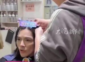 晓华剪完头发，给向佐“扎小辫” 向佐回应“未剪短发”理由 “现在还想留长，以后想剪短再来找晓华”