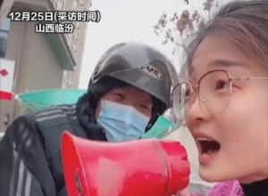 女孩正走路忽然被拦下 
卖糖葫芦大叔请她帮忙录小喇叭 
事后大叔送给她一根糖葫芦作为感谢
