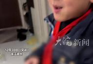 男孩將在學校吃的飯菜，用餐巾紙打包帶回家給爸爸吃，爸爸邊笑邊把所有東西吃完