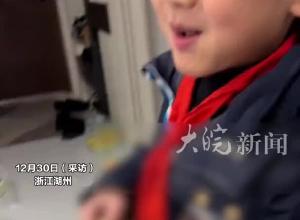 男孩将在学校吃的饭菜，用餐巾纸打包带回家给爸爸吃，爸爸边笑边把所有东西吃完