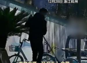 女婿5点起床帮环卫工丈母娘扫地 
扫完再去上班 已坚持两年多
 “帮父母做事是一件分内的小事” 
