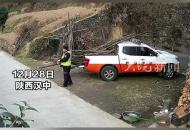 柴火堆放影響高速安全 得知村民無車運輸后 路政用皮卡來回5趟 幫村民拉柴火還碼放整齊 “連口水都沒喝”