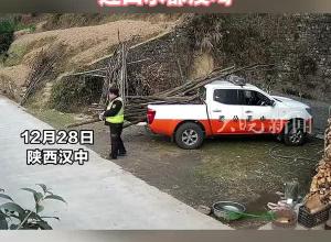 柴火堆放影响高速安全 得知村民无车运输后 路政用皮卡来回5趟 帮村民拉柴火还码放整齐 “连口水都没喝”