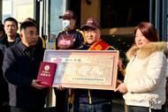 阜南縣為身邊好人送獎(jiǎng)上門  號(hào)召大家向身邊好人學(xué)習(xí)