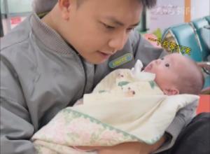 出生47天的宝宝能听懂话？
可以根据爸爸的指令做出反应 
妈妈:很惊讶 没想到真能听懂