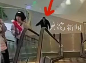 老人乘坐手扶电梯险些摔倒 女子“百米冲刺”上前 竭尽全力扶住老人


