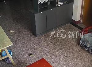 “烧伤妈妈”时隔50天终于见到儿子 抱着儿子忍不住落泪 孩子递纸巾帮擦泪：妈妈不痛


