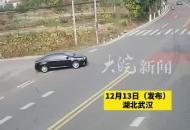 轉彎不讓直行負全責，男子路口搶行被貨車蹭出道路 若正面相撞 后果不堪設想
