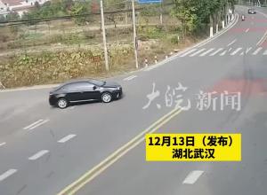 转弯不让直行负全责，男子路口抢行被货车蹭出道路 若正面相撞 后果不堪设想
