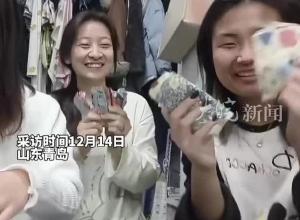 老师在休产假的前一天 收到学生们缝制的百家被 一针一线都是学生亲手缝的