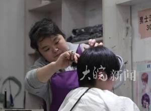 爆火一个月后的“晓华理发店”网民喊话“全国巡剪”晓华爽快回应：也不是不可以“他们来找我，我也可以去找他们啊。” 