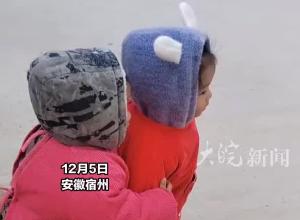 双胞胎妹妹站在路口迎接哥哥，翘首以盼 哥哥下车后挨个抱妹妹，网友：这么可爱的闺女你竟然有俩