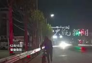 代駕小哥忙到凌晨4點多，電量耗盡，姐妹倆開車路過送他回家