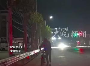 代驾小哥忙到凌晨4点多，电量耗尽，姐妹俩开车路过送他回家