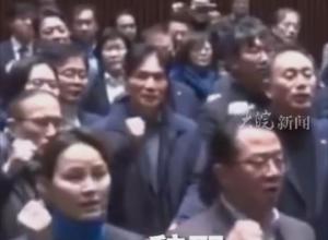 韩国总统尹锡悦被要求立即下台 
韩总统办公室室长 首席秘书官集体辞职