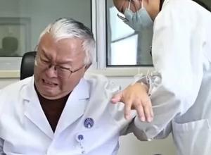 坐着轮椅出诊的“渐冻人”医生，每次出诊时候诊区都会排起长队，“当了病人 才更知道病人的苦和无奈”