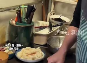 四个孩子给单亲爸爸准备生日惊喜，爸爸忙到凌晨才回来 边哭边吃蛋糕，“实在是忍不住哭了 孩子们长大了”