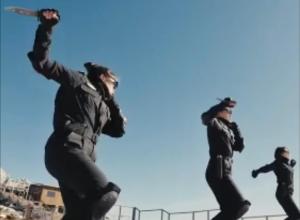 又美又飒 高原女特警演示匕首操