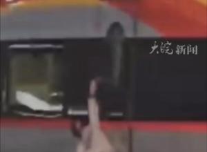 广州南车站通报:
一旅客扒阻高铁车门手指夹伤