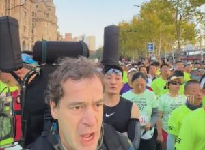 上海马拉松现场响起国歌 
外国跑者脱帽跟唱 字正腔圆 
网友:听得我不敢划走